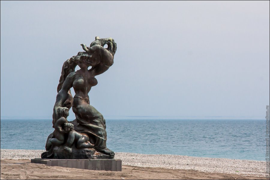 Гигандская скульптура в Пицунде