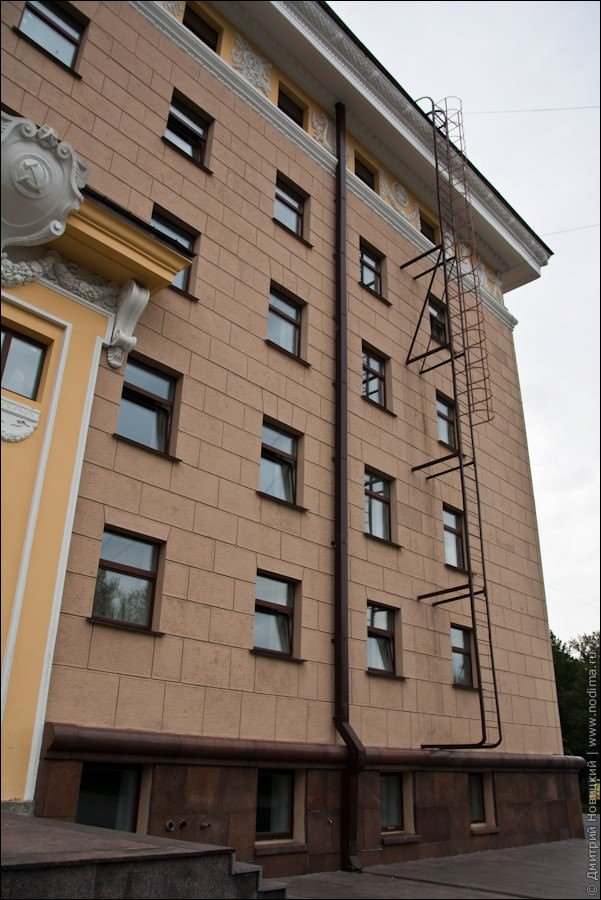 Лестница на крышу театра