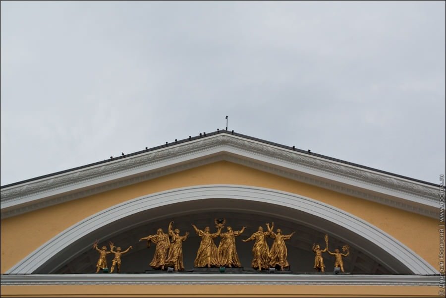Арка со скульптурами